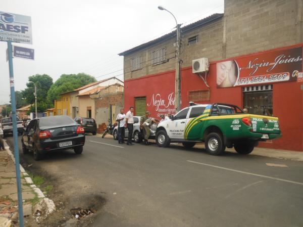 Colisão envolve viatura da Polícia Militar no centro de Floriano