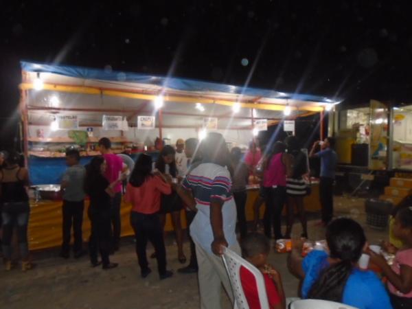 Em meio a crise, ambulantes comemoram lucro na Paix&atilde;o de Cristo em Floriano.(Imagem:FlorianoNews)