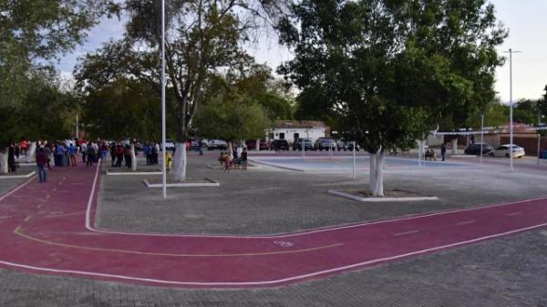 Poder Legislativo de Floriano participa de entrega da Pra&ccedil;a Pedro Simpl&iacute;cio, na Taboca(Imagem:CMF)