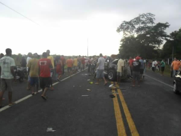 Colis&atilde;o entre &ocirc;nibus e Hilux deixa sete mortos(Imagem:Divulga&ccedil;&atilde;o)