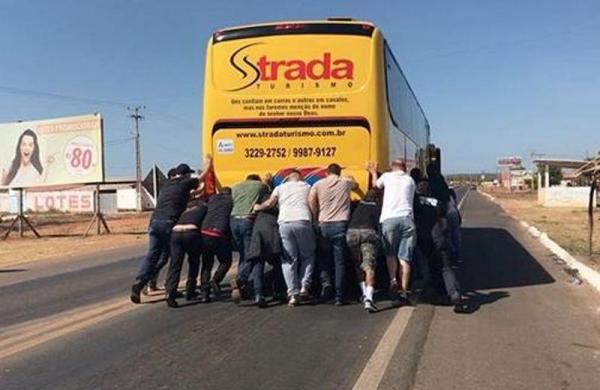 &ocirc;nibus teve problemas na bateria. (Imagem:Reprodu&ccedil;&atilde;o/Instagram)