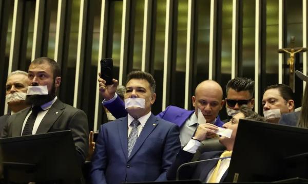 Parlamentares da oposi&ccedil;&atilde;o ocupam o Congresso e impedem in&iacute;cio dos trabalhos. (Imagem:Jos&eacute; Cruz/Ag&ecirc;ncia Brasil)
