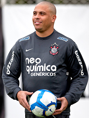 Ronaldo crê em tropeço do Flu e brinca com Twitter: 'Cadê o gordo?'