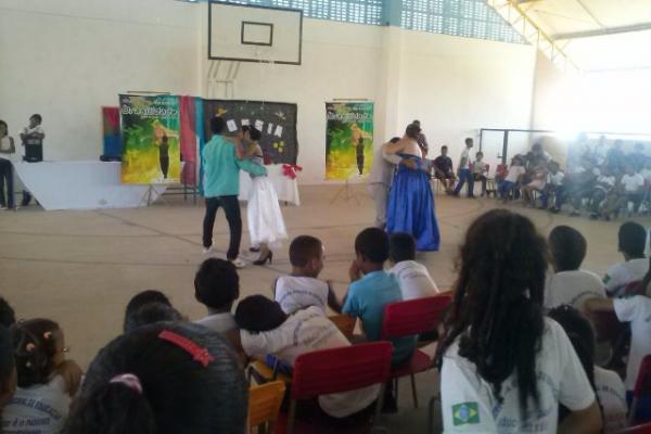 Grupo Cultura de Rua leva a arte da dan&ccedil;a as escolas municipais.(Imagem:Waldemir Miranda)