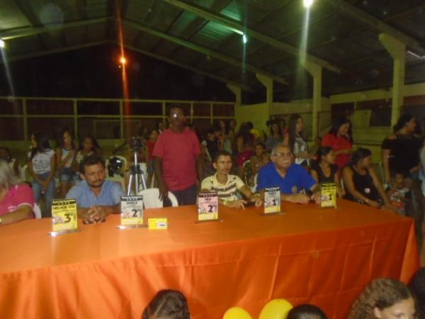 P&uacute;blico infantil lota gin&aacute;sio para prestigiar Show do Carrapeta em Bar&atilde;o de Graja&uacute;.(Imagem:FlorianoNews)