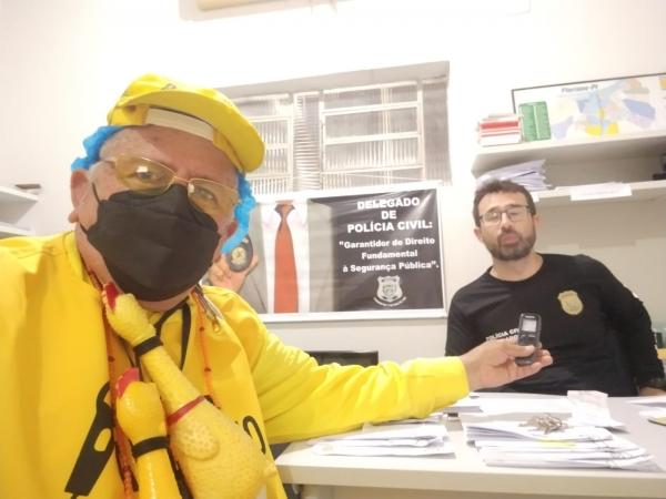 Rep&oacute;rter Amarelinho com o delegado Roni(Imagem:FlorianoNews)