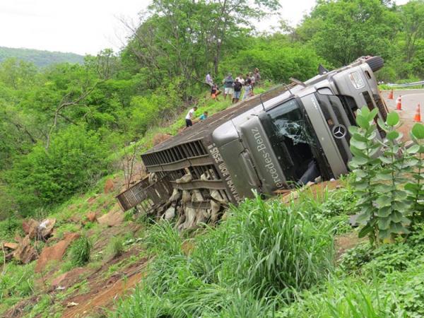 Carreta carregada de animais tomba em rodovia de Picos