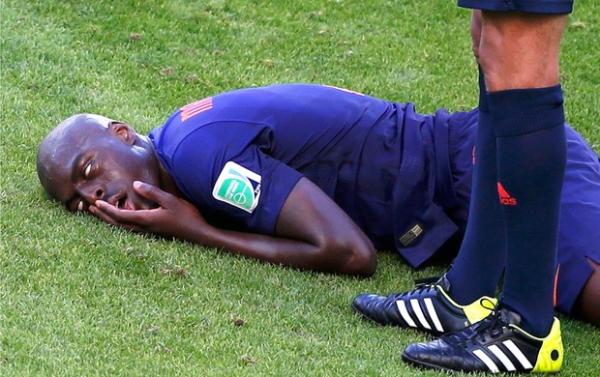 Zagueiro Indi, da Holanda, precisou ir ao Hospital, ap&oacute;s choque na Copa.(Imagem:Ag&ecirc;ncia Reuters)