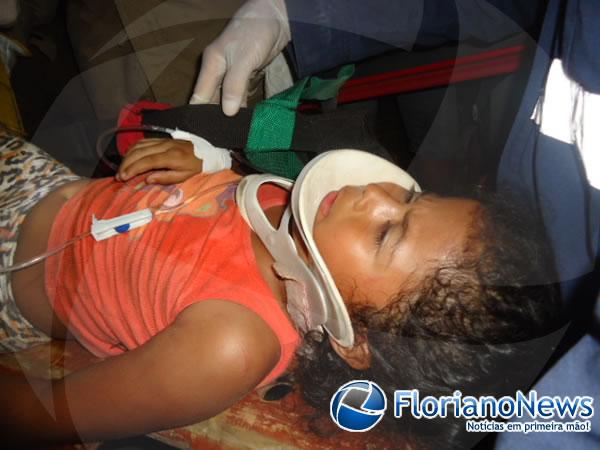 Mulher e crian&ccedil;a ficam presas nas ferragens ap&oacute;s carreta tombar em Floriano.(Imagem:FlorianoNews)