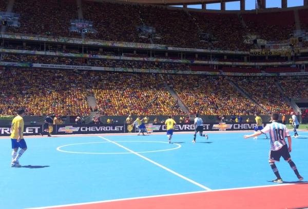O grande público no estádio Mané Garrincha chamou a atenção no jogo do Brasil.(Imagem:Fabricio Marques)