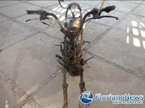 Pol&iacute;cia Militar encontra motocicleta incendiada.(Imagem:FlorianoNews)