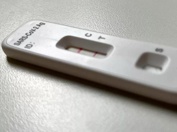  Teste r&aacute;pido mostra resultado positivo de Covid-19.(Imagem:Divulga&ccedil;&atilde;o/g1 )