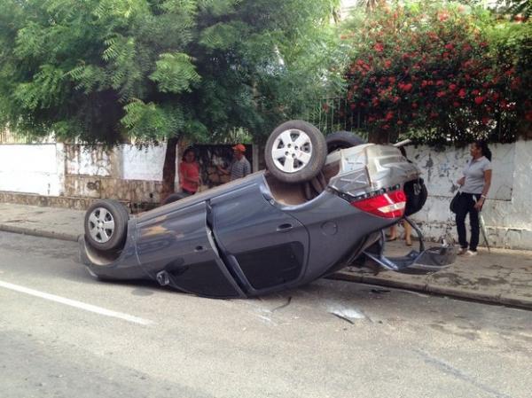 Ve&iacute;culo capota no Centro de Teresina.(Imagem:Gil Oliveira/ G1)