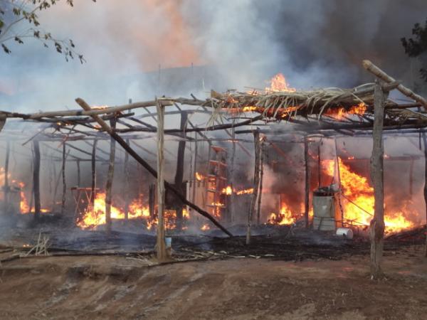 Incêndio destrói barracas na prainha em Barão de Grajaú