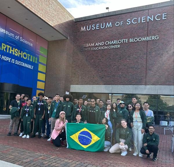 As aulas foram realizadas na Worcester Technical High School e na Framingham High School, duas institui&ccedil;&otilde;es que s&atilde;o refer&ecirc;ncia no ensino de tecnologia nos EUA.(Imagem:Reprodu&ccedil;&atilde;o)