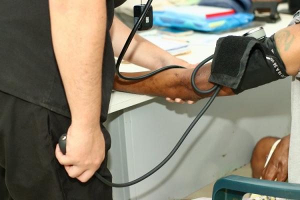 Saúde realiza ação de atendimento e acompanhamento com acolhidos da Comunidade Terapêutica Peniel(Imagem:Secom)