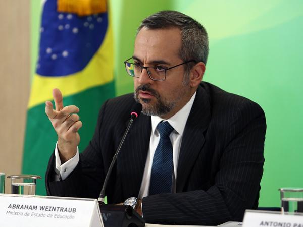 Weintraub sugere que escolas e faculdades criem planos de aulas remotas por causa do coronavírus