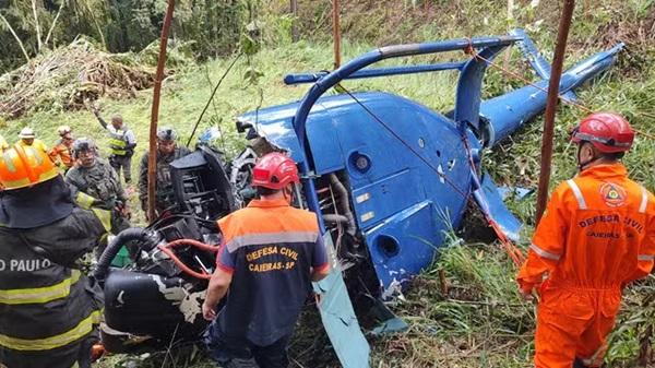 Bombeiros e Defesa Civil chegam ao local da queda do helic&oacute;ptero em Caieiras, na Grande S&atilde;o Paulo.  (Imagem:Divulga&ccedil;&atilde;o/Bombeiros/Defesa Civil)
