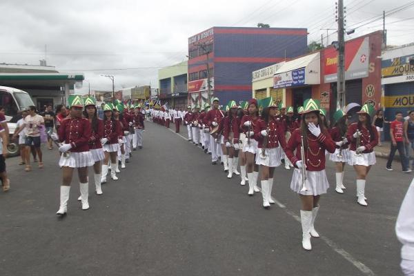 Desfile C&iacute;vico Escolar comemora o Dia do Trabalhador em Floriano.(Imagem:FlorianoNews)