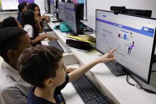 Crian&ccedil;as do Col&eacute;gio Pedro II participam de elei&ccedil;&otilde;es para representante de turma, no Col&eacute;gio Pedro II, em S&atilde;o Crist&oacute;v&atilde;o, zona norte da cidade. Foto: T&acirc;nia R&ecirc;go/Ag&ecirc;ncia Brasil.(Imagem:T&acirc;nia R&ecirc;go/Ag&ecirc;ncia Brasil)