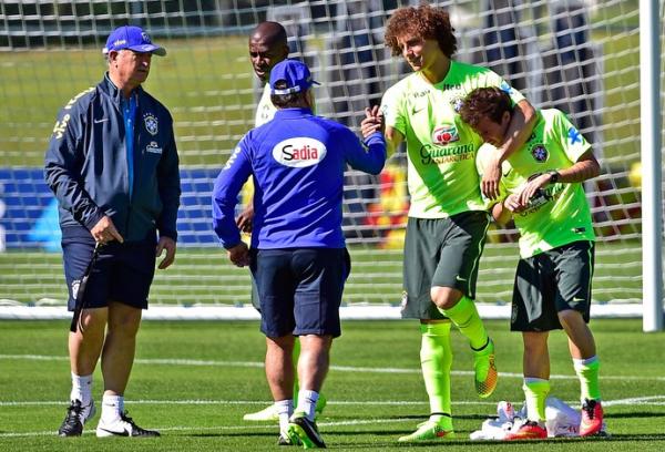 David Luiz e Bernarda cumprimentam a comiss&atilde;o t&eacute;cnica brasileira.(Imagem:Gaspar N&oacute;brega/VIPCOMM)