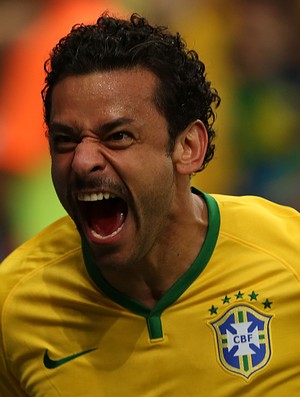 Bigode, sorrisão, abraço coletivo e dica de Neymar: o despertar de Fred