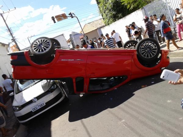 Carro capota após colidir com carreta no Centro de Floriano.(Imagem:FlorianoNews)