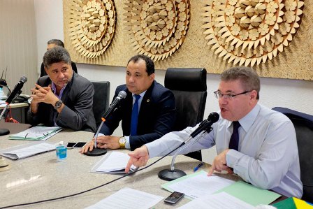 Deputados votam LDO e discutem realização de concursos públicos em 2019