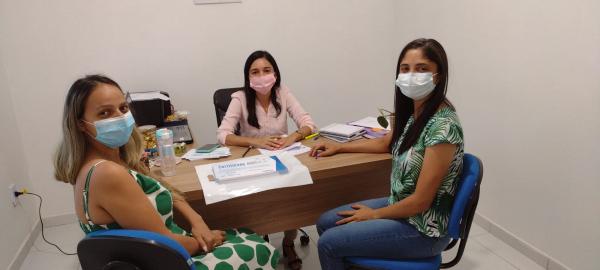 Secret&aacute;ria de Assit&ecirc;ncia Social, Jaqueline, e membros da equipe.(Imagem:FlorianoNews)