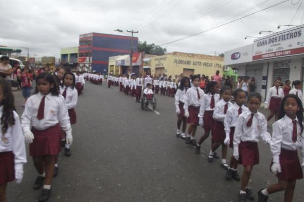 Desfile C&iacute;vico Escolar comemora o Dia do Trabalhador em Floriano.(Imagem:FlorianoNews)