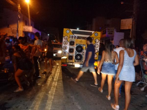 Foliões se divertem com arrastão de paredões em Floriano.(Imagem:FlorianoNews)
