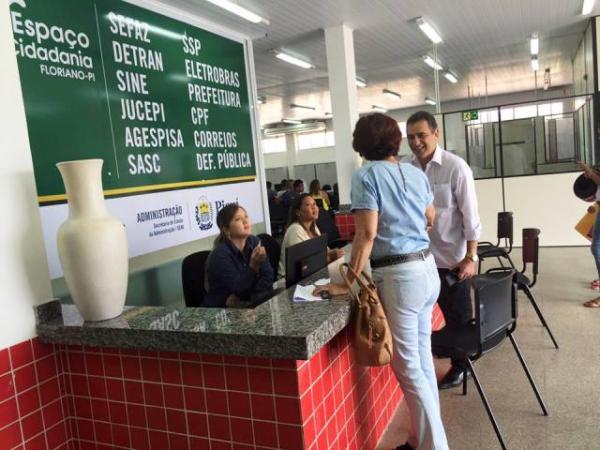 Prefeito Gilberto J&uacute;nior visita Espa&ccedil;o Cidadania de Floriano.(Imagem:Waldemir Miranda)