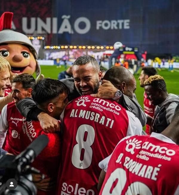 Artur Jorge comemora t&iacute;tulo com jogadores (Imagem:Braga)