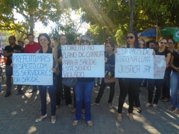 Servidores públicos realizam manifestação no Centro de Floriano.(Imagem:FlorianoNews)