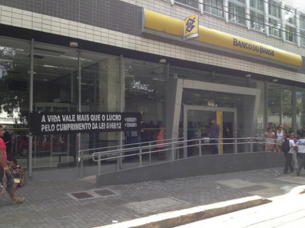 Em protesto, bancários paralisam atividades em 88 agências do BB