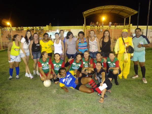 Jogo de futebol em homenagem as mulheres