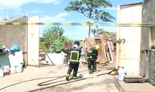 Fogo atingiu galp&atilde;o de sucata na Zona Sul de Teresina. (Imagem:Reprodu&ccedil;&atilde;o/TV Clube)