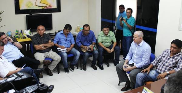 Presidentes em reuni&atilde;o para defini&ccedil;&atilde;o do Piauiense: regulamento n&atilde;o foi unanimidade.(Imagem:Josiel Martins)