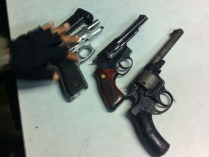 Cinco pessoas são presas por porte ilegal de arma dentro de bar no Piauí