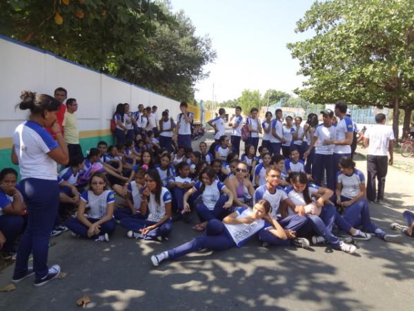 Alunos e professores do colégio Estadual realizaram protesto
