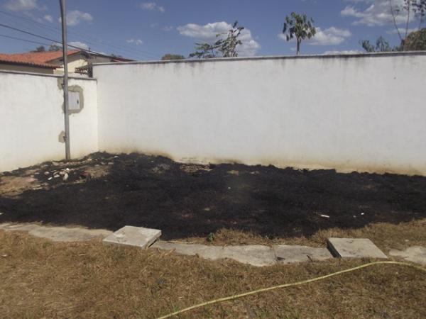 Terreno pega fogo amea&ccedil;ando creche em Floriano.(Imagem:FlorianoNews)