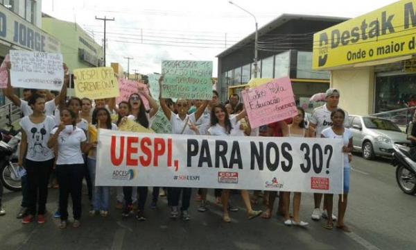 Professores e acadêmicos da UESPI participam de manifestação em Floriano