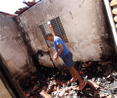 Casa de cabo da PM pega fogo e família pede por doações