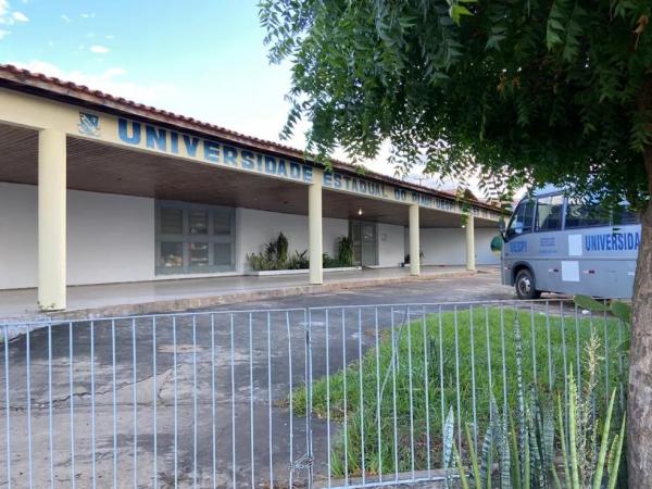 Incêndio destrói teto de sala de aula da Universidade Estadual do Piauí em Uruçuí; atividades foram