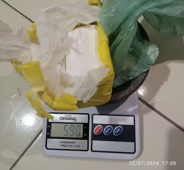 Com o suspeito foram encontrados cerca de 590 gramas de coca&iacute;na e uma balan&ccedil;a de precis&atilde;o. (Imagem:Reprodu&ccedil;&atilde;ob)