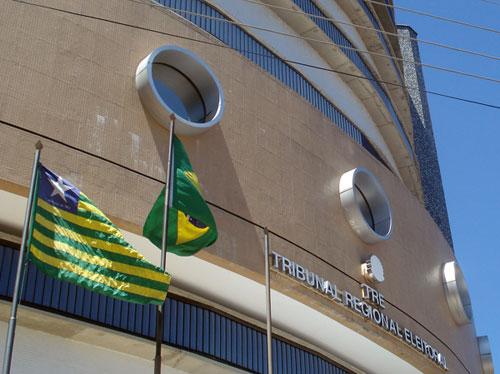 TRE faz votação paralela para testar confiança da urna biométrica no PI