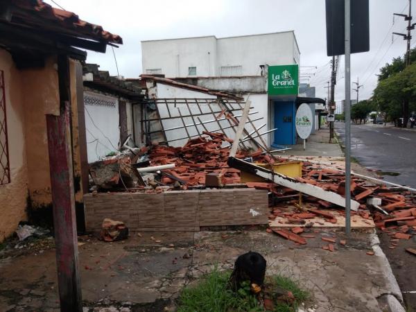Toda a parte frontal da casa foi derrubada. Cacos de telha chegaram a alcançar a avenida, mas não abstruíram a via. No local, é possível ver fios de energia tocando o chão. O vizi(Imagem:Reprodução)