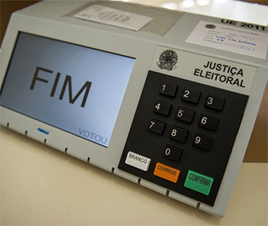 Urna eletrônica chega à 12ª eleição no país sob ataque inédito
