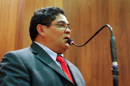 Magalhães rebate críticas da oposição à viagem do governador