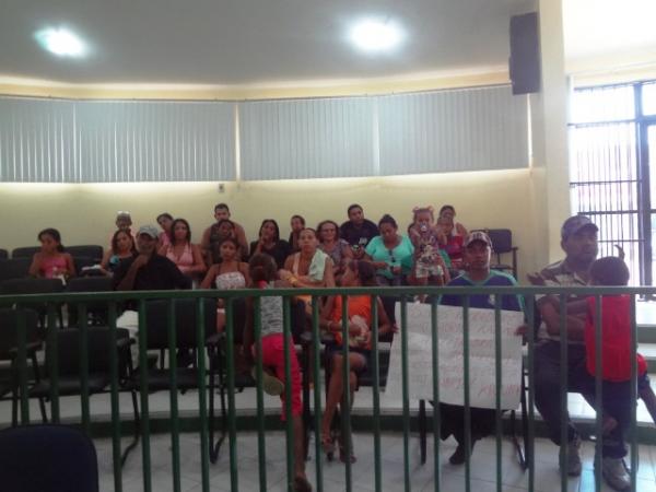 Moradores fazem manifesta&ccedil;&atilde;o por conclus&atilde;o de casas habitacionais.(Imagem:FlorianoNews)